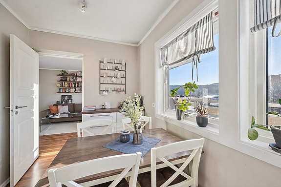 Kjøkken har god plass til spisebord