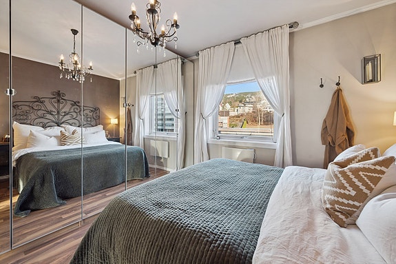 Her er det stort garderobeskap med speilfronter