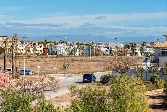 Sjelden mulighet i Punta Prima | Møblert visningsleilighet | 2 soverom | Stor takterrasse