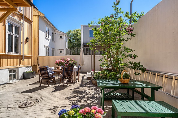Bakgården er pent opparbeidet og gir et grønt og fredelig preg i den urbane hverdagen.