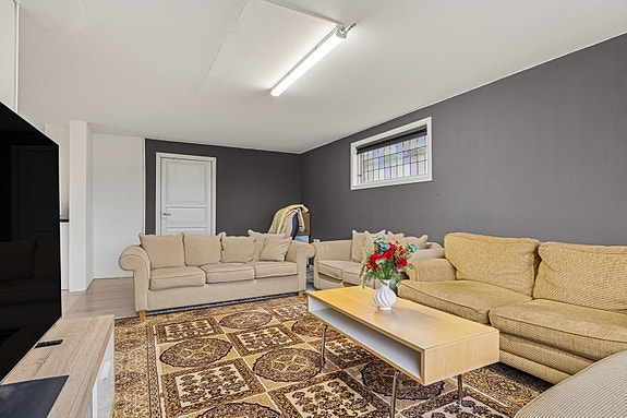 DNB Eiendom V/Roger Halvorsen har gleden av å presentere Bakkane 73 - En trivelig halvpart av en horisontaldelt tomannsbolig med attraktiv beliggenhet i Bakkane i Skien.