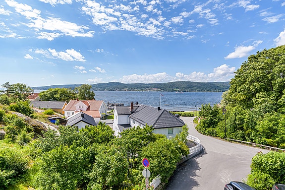 Velkommen til herlige Hvitsten og denne flotte eiendommen i Strandveien 4. Dette er utsikten fra stuen...