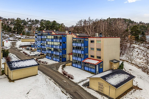 Fotograf: Karl Filip Kronstad. Lys og tiltalende leilighet med alt på ett plan i 1 etasje. 1 soverom. Pent kjøkken og bad. Innglasset terrasse. Garasje.