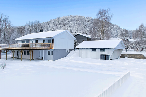 Enebolig i Kjell Hals veg 48 presenteres for salg! (Vintergenerert bilde ved hjelp av AI)