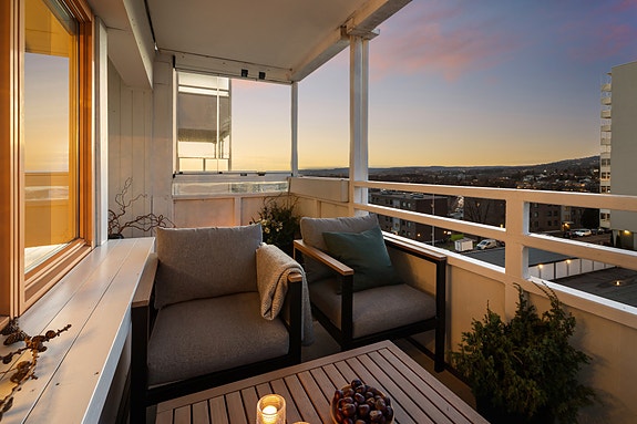 Lys og velholdt 3-roms i 5. etasje med vestvendt balkong. God planløsning, romslige oppholdsrom og flotte solforhold.