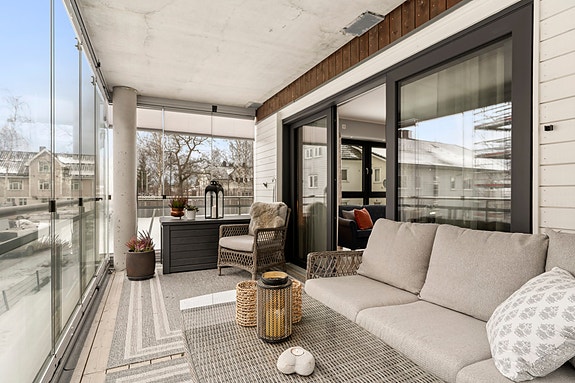 Velkommen til Griniveien 6 - En moderne 3-roms hjørneleilighet fra 2022, beliggende midt i Spydeberg. Presentert av Robert Borgås ved PrivatMegleren (Tlfnr. 97076899).