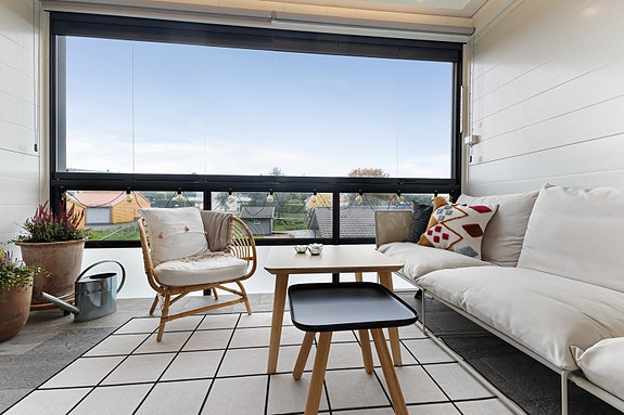 Meget romslig, innglasset balkong, som også kan brukes som et gjesterom.