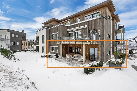 Leiligheten ligger flott til med solrike uteplasser direkte ut fra kjøkken og stue.