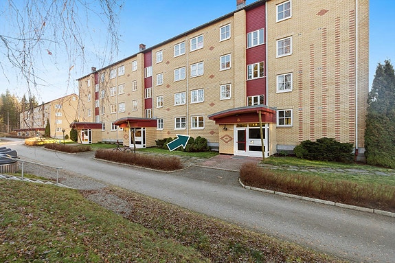 Leiligheten har nesten trinfri adkomst fra felles inngangsparti på bakkeplan.