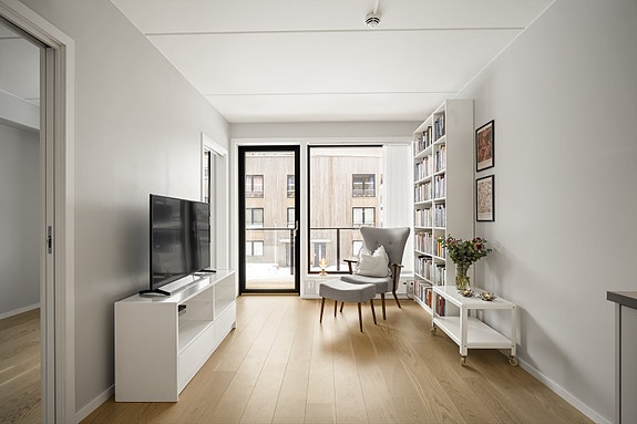 I stuen er det plass til både sofa og tv-benk.