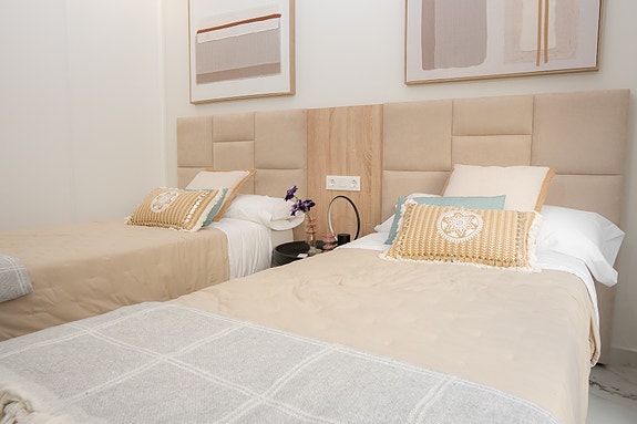 Villa med stor underetasje - 5 soverom og privat basseng - Attraktiv beliggenhet - Møblert!