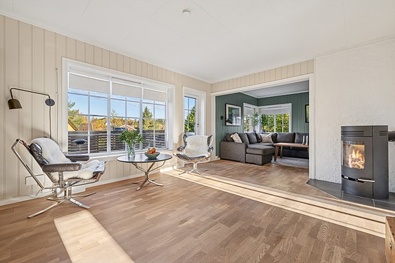 DnB Eiendom v/Anne Marie Endresen ønsker velkommen til Gamle Solevei 7!
I første etasje finner du en romslig og møbleringsvennlig stue.