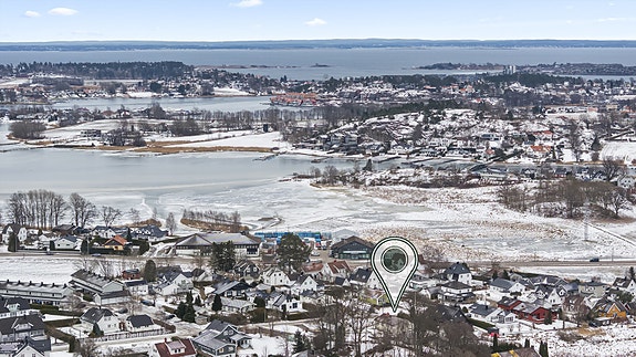 Eiendommen/området - Eneboligen har en sentral og fin beliggenhet på østsiden av Nøtterøy. Smidsrød Helsehus og Sjølystsentret ligger i nabolaget