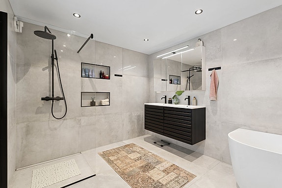 Alle baderommene i boligen ble oppført / renovert i 2025 og er av høy standard.