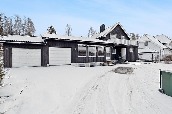 Tomas Urbanik ønsker velkommen til Støalandet 12! -Gode parkeringsmuligheter på tomten i tillegg til 2 garasjeplasser!