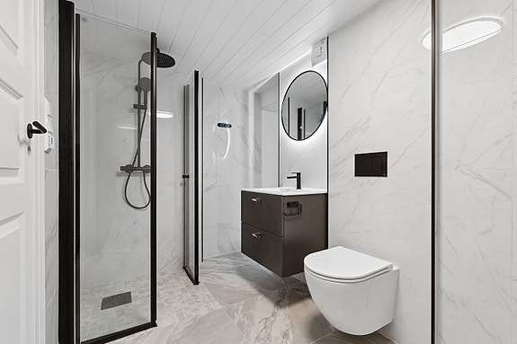 Hybel - Baderommet tilknyttet kjelleren ble oppført i 2025 og holder svært god standard.