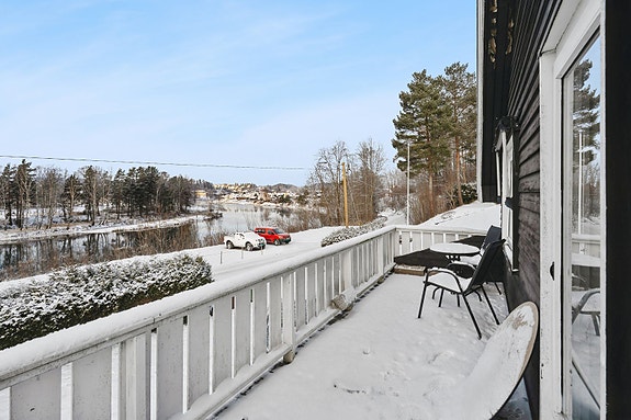 Balkongen er på 10kvm. og gir ulike møbleringsmuligheter.