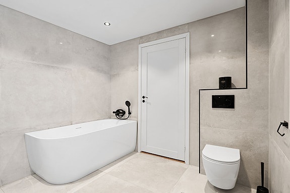 Baderommet i boligens første etasje er delikat oppusset i 2025.