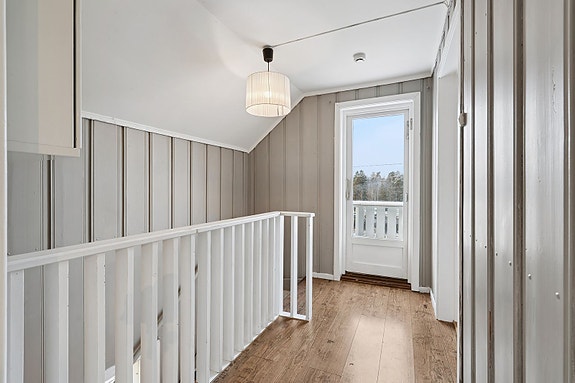 Boligens 2. etasje har direkte utgang til en flott balkong med god utsikt på 10 kvm.