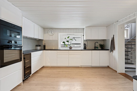 Praktisk og stilrent kjøkken med gode oppbevaringsmuligheter.