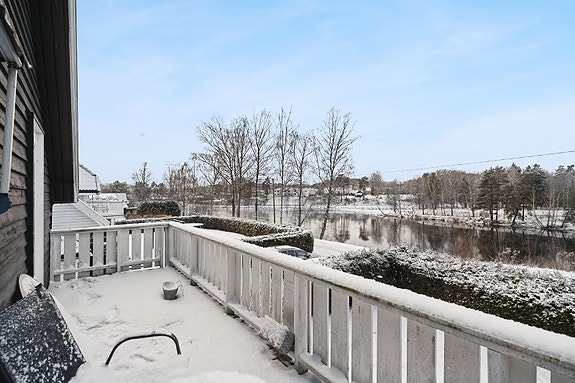 Utsikt fra balkongen i 2. etasje gir god utsikt utover Storelva!