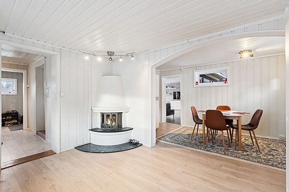 I spisestuen har boligen en trivelig peis!