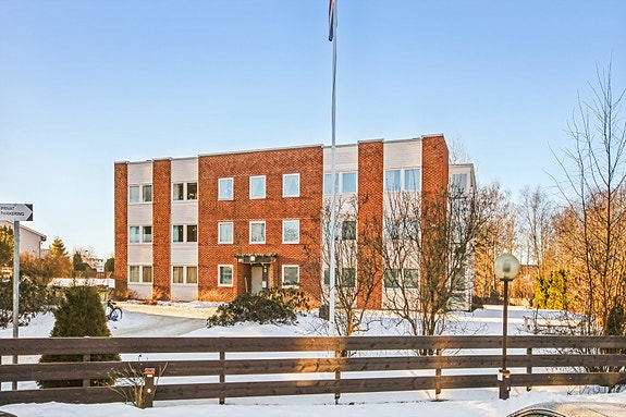 Pen leilighet i 2. etg. med ny garasje fra 2026. Romslig størrelse med bla. to gode soverom, romslig stue, kjøkken. Romslig innglasset balkong og solrik beliggenhet. Foto av Hege K. Leren