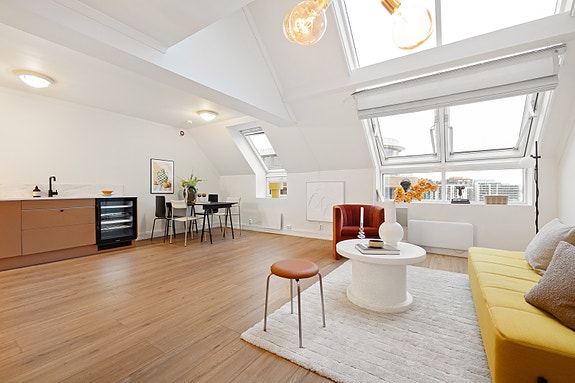 Vi har gleden av å presentere en lys og særegen toppleilighet over to plan med attraktiv beliggenhet på Vika, kun et steinkast fra Tjuvholmen og Aker Brygge.