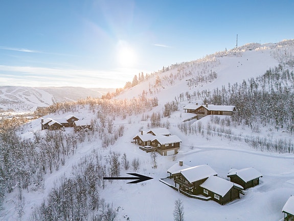 Eiendomsmegler Jannike Seljevoll Herleiksplass ønsker velkommen til Nedre Jonstølvegen 18 (Foto: Terje Bjørnsen)