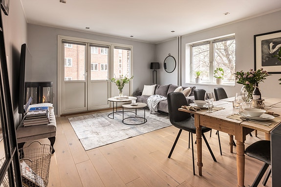 Velkommen til Trondheimsveien 172 presentert av Håkon Hovland og Michelle Lehn Jensen ved Emera Eiendomsmegling. Foto: Tigerstaden Boligfoto.