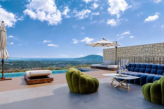 NYHET! Eksklusiv bolig med havutsikt | 3 soverom | Stor tomt med privat basseng | Attraktiv beliggenhet