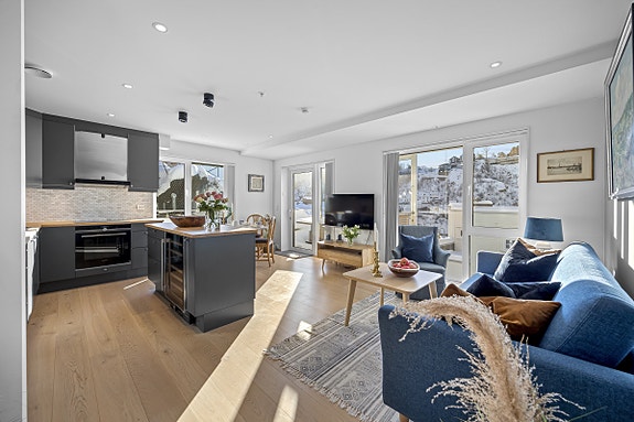 Pen sentrumsleilighet med stor balkong og to soverom. Leiligheten er lys og delikat med gode løsninger.