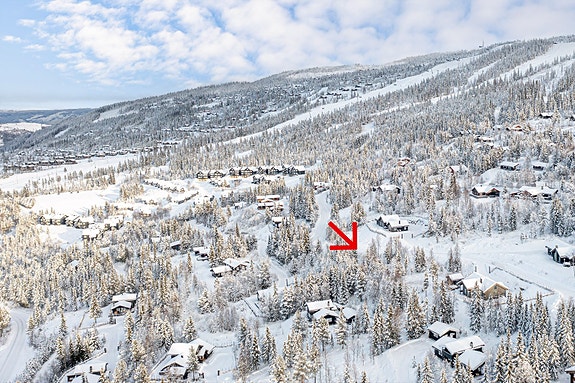 Velkommen til Tverrlie/ Nesfjellet. Nydelig beliggende tomt rett ved Nesfjellet alpint og golf. Perfekt for deg som ønsker en behagelig hverdag i fjellet!