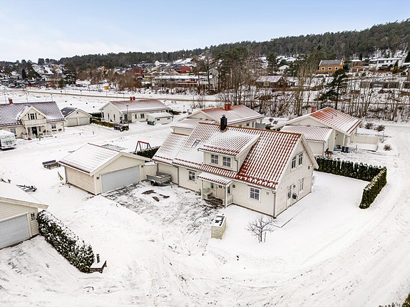 Eiendomsmegler 1 v/Stein Nordberg og Simen Dippner Bakke presenterer Salendammen 32! Lekker enebolig fra 2013 på attraktive Fagerheim, like utenfor Langesund sentrum. Foto: Inbovi