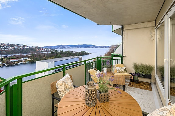 Leiligheten ligger mot sør/vest, noe som gir god utsikt fritt over Åstveitbukten mot Eidsvågneset, Byfjorden, Askøy og utover.