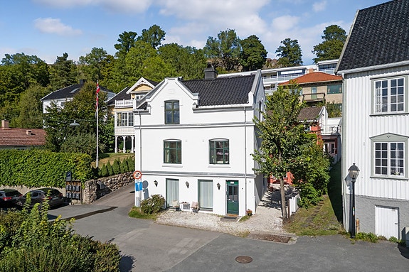 Flott og sjarmerende kombinasjonsbygg som selges samlet - tilbaketrukket bel. i vakre omgivelser - se salgsoppgave