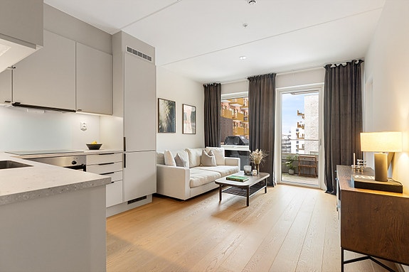 Kristoffer Mjåtveit har gleden av å presentere Lørenvangen 12C. Foto: Trond Walsø.