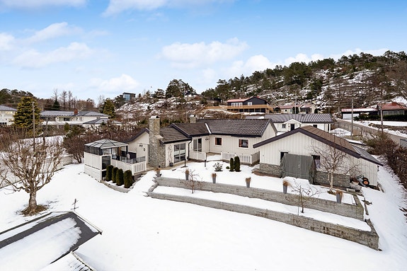 Velkommen til Korsvikveien 10! En sjønær og innholdsrik enebolig på stor tomt.