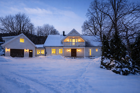Innholdsrik enebolig i sjønære omgivelser med nærhet til det aller meste familien trenger i hverdagen. Illustrert kveldsbilde.