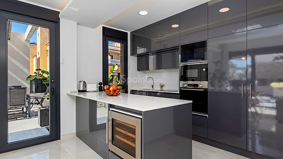 Moderne villa med 4 soverom og 4 bad | Privat basseng - Takterrasse med havutsikt og stor underetasje