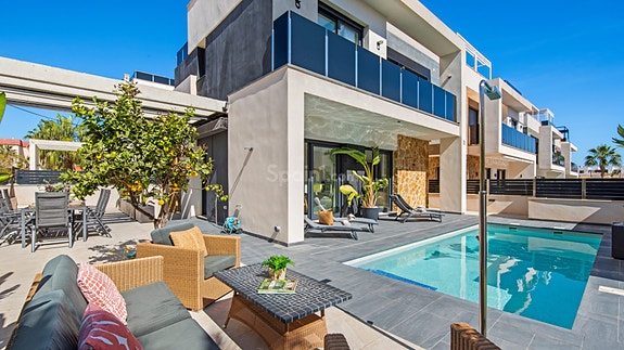 Moderne villa med 4 soverom og 4 bad | Privat basseng - Takterrasse med havutsikt og stor underetasje