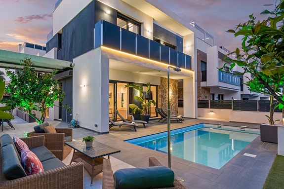 Moderne villa med 4 soverom og 4 bad | Privat basseng - Takterrasse med havutsikt og stor underetasje