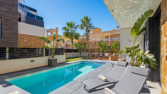 Moderne villa med 4 soverom og 4 bad | Privat basseng - Takterrasse med havutsikt og stor underetasje