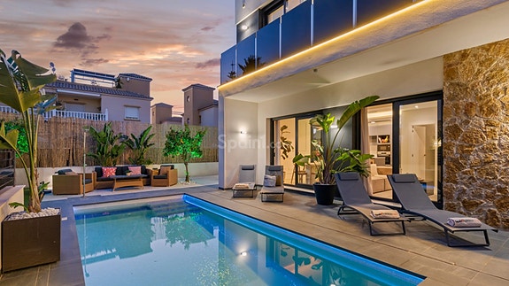 Moderne villa med 4 soverom og 4 bad | Privat basseng - Takterrasse med havutsikt og stor underetasje