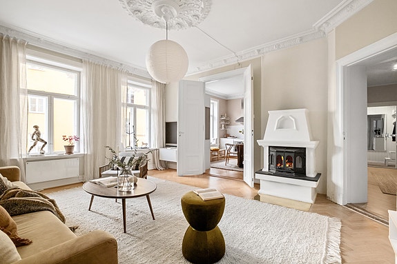 Velkommen til en herlig, klassisk leilighet med skjermet og sentral beliggenhet!