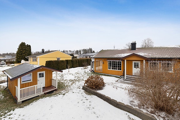 DNB Eiendom v/Elise Talsæte har gleden av å presentere Elgfaret 8 - En lys og romslig enebolig med trivelig uteområde i Halmstad!