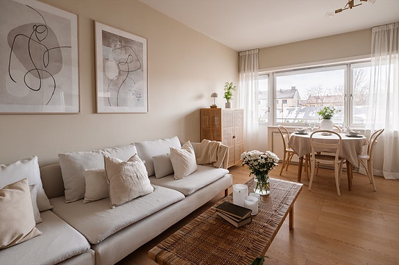 Emera Eiendomsmegling v/Adrian Stokstad ønsker velkommen til Ole Bulls gate 23A! Foto: Paul-Dan Dragoman.