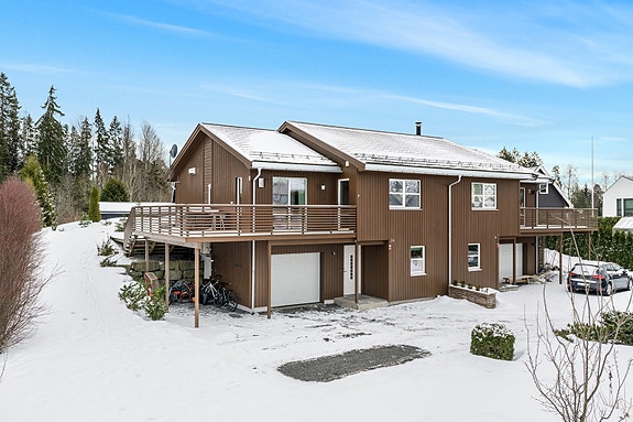 Eiendomsmegler1 v/Erik Nickelsen har gleden av å presentere Brandstadkollen 24. En innholdsrik og familievennlig tomannsbolig fra 2014, fordelt over to plan.