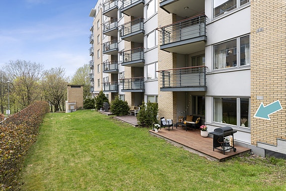 Nadia Darrazi og Kenny Tran v/ DNB Eiendom har gleden av å presentere lys og praktisk 2-roms selveierleilighet med stor sydvendt markterrasse på 14 kvm. Direkte adkomst til grøntarealer! Velkommen på visning!