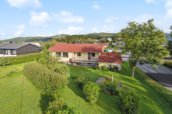 DNB Eiendom v/Bjørn Harald Sandvik presenterer en innbydende enebolig med stor solrik tomt og barnevennlig beliggenhet